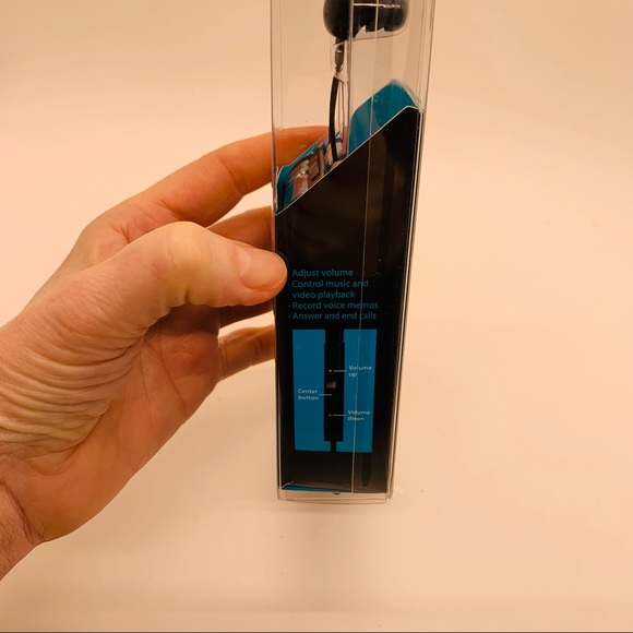 NWT iLuv iEP315 In-Ear Stereo Headphones with Mic and Remote - Picture 2 of 7